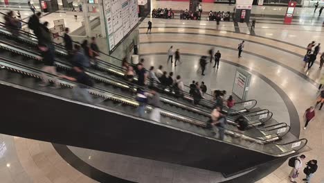 Timelapse-video-featuring-escalators,-capturing-people-ascending-and-descending-at-mall