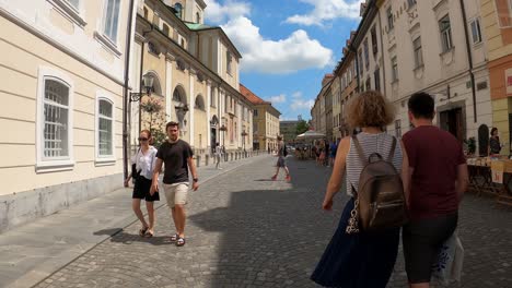 Ein-Spaziergang-Durch-Eine-Fußgängerzone-In-Ljubljana-Mit-Cafés-Und-Restaurants-Im-Freien