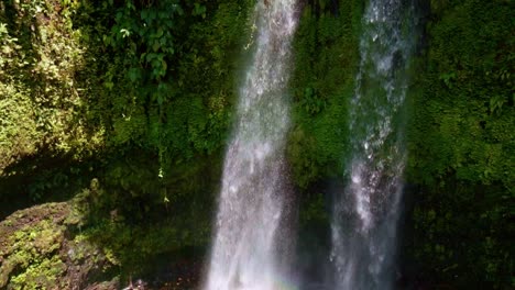 Ein-Schwenk-Nach-Oben-Zeigt-Die-Togonan-Wasserfälle-In-Der-Nähe-Von-Mainit-Im-Tropischen-Dschungel-Auf-Den-Philippinen