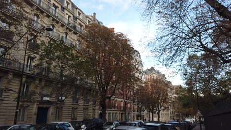 Vintage-Balconies-Architecture-in-the-Streets-of-Paris-with-Cars-Driving,-Autumn