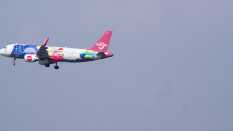 Avión-De-Airasia-Aterrizando-En-El-Aeropuerto-De-Suvarnabhumi-En-Bangkok,-Tailandia,-Con-Las-Ruedas-Hacia-Abajo