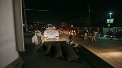 UN-Militärkonvoi-Reist-Durch-Die-Straßen-Von-Port-au-Prince,-Haiti
