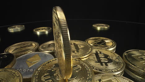 Rotierende-Goldene-Binance-BNB-Münze-Auf-Einem-Stapel-Kryptomünzen-Auf-Schwarzem-Hintergrund,-Kryptomarkt,-4K-Aufnahme