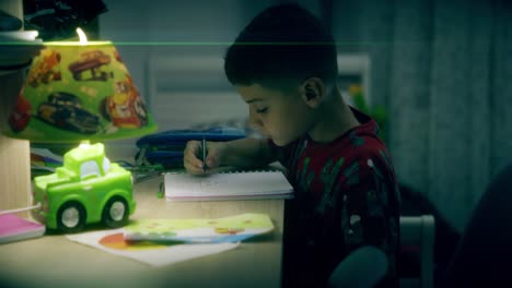 Kind-Macht-Nachts-Hausaufgaben-Auf-Seinem-Schreibtisch