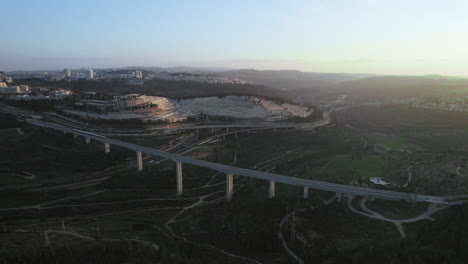 Personenzug-überquert-Eine-Riesige-Brücke-Vor-Dem-Har-Hamenuchot-Friedhof-Am-Eingang-Zu-Jerusalem,-Israel