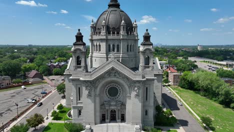 Ornate-cathedral-in-Saint-Paul,-Minnesota-on-summer-day