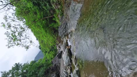 Vertikalflug-über-Einen-Felsigen-Fluss,-Der-In-Der-Wildnis-Der-Dominikanischen-Republik,-Bani,-Peravia-Schwimmt