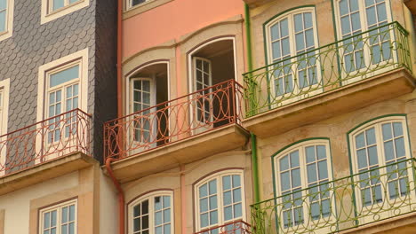 Offene-Türen-Mit-Balkon-Des-Gebäudes-In-Ribeira,-Porto,-Portugal