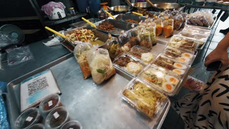 Comida-Fresca-Y-Sabrosa-En-Abundancia-En-Un-Restaurante-De-La-Ciudad-De-Bangkok-Por-La-Noche.