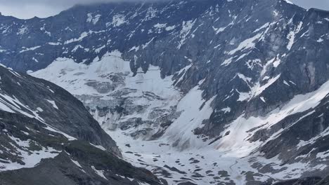 Schnee-Und-Eis-Bedecken-Die-Untere-Hälfte-Der-Felsmasse-Des-Gebirges