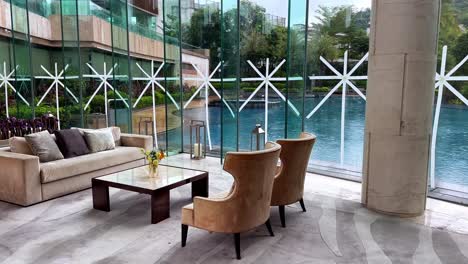 Luxuriöses-Wohnzimmer-Mit-Verklebten-Fenstern-Und-Blick-Auf-Den-Pool-Bei-Regen