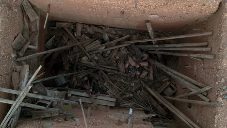 Vogelperspektive-Aus-Der-Vogelperspektive,-Die-Aus-Einem-Verlassenen-Geräteschuppen-Mit-Trümmern-Und-Ohne-Dach-Aufsteigt,-Spanien