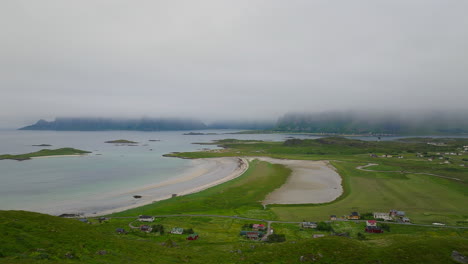 Küstennorwegische-Ansicht-Von-Gras,-Sand,-Wasser-Und-Kleiner-Siedlung,-Luftaufnahme