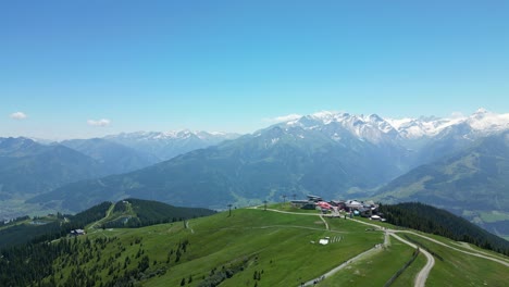 Weitwinkelansicht-Eines-Atemberaubenden-Skigebiets-In-Den-Bergen-Österreichs