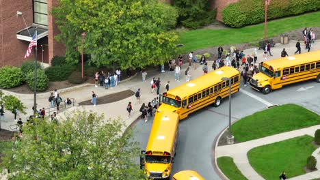 Estudiantes-Subiendo-A-Autobuses-Durante-La-Salida-De-La-Escuela-Americana