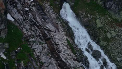 Die-Weissee-Gletscherwelt-In-Österreich-Hat-Einen-Eigenen-Schnell-Fließenden-Wasserfall-In-Der-Nähe