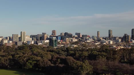Drone-shot-of-the-Adelaide-CBD,-moving-right-to-left,-with-the-Adelaide-Parklands-in-the-foreground