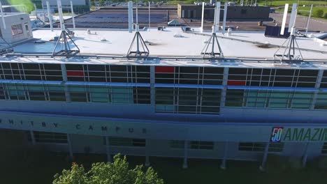 Whitby-Durham-College-Campus-Luftaufnahme-Des-Außengebäudes-Mit-Nach-Unten-Geneigtem-Blick-über-Das-Dach-In-Ontario,-Kanada