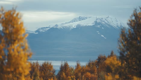 Schneebedeckte-Berge-Ragen-über-Den-Fjord