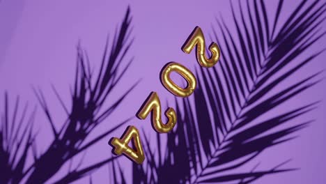 Balón-De-Oro-2024-Sobre-Palmeras-Siluetas-Fondo-Púrpura-Vertical
