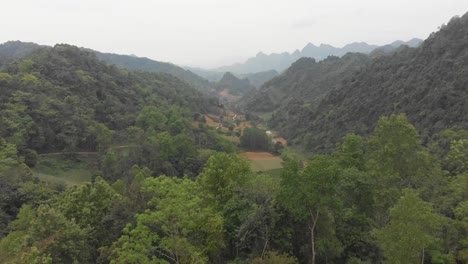 Reveal-shot-of-Beautiful-valley-at-cao-bang,-aerial