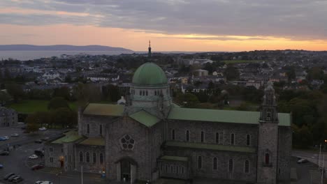 Ruhige-Luftaufnahme-Der-Kathedrale-Von-Galway-Während-Eines-Warmen-Sonnenuntergangs
