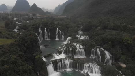Wide-shot-of-the-Ban-Gioc-Water-Falls-in-Cao-Bang,-Vietnam-and-China-border