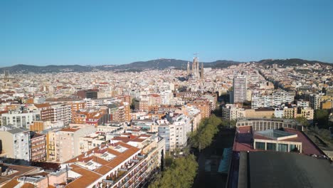 Die-Boom-Aufnahme-Aus-Der-Luft-Zeigt-Die-Wunderschöne-Sagrada-Familia-In-Barcelona,-Spanien
