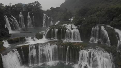 Famous-Ban-gioc-or-Detian-waterfall-is-a-collective-name-for-two-waterfalls-in-border-Cao-Bang,-Vietnam
