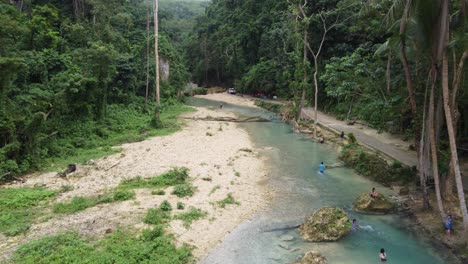 Philippinische-Dorfbewohner-Schwimmen-Am-Matutinao-Creek-Inmitten-üppiger-Dschungelschlucht