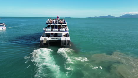 Lomprayah-high-speed-ferry-to-Koh-Tao-with-passengers-on-board,-Thailand,-Bangkok
