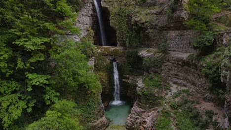Luftaufnahme-Der-Wasserfälle-Ujëvara-Und-Peshturës-In-Albanien,-Die-Ein-Atemberaubendes-Naturschauspiel-Bieten
