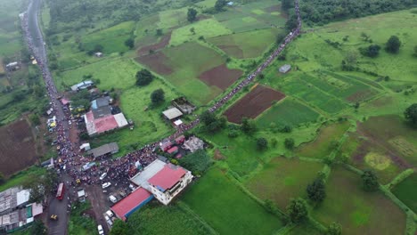 Panorama-Luftaufnahme-Der-Menge-Hinduistischer-Gläubiger,-Die-Sich-Einer-Kreuzung-Nähern,-Während-Sie-Zu-Fuß-Den-Spirituellen-Berg-Brahmgiri-In-Trimbakeshwar-Umrunden