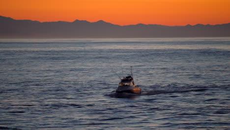 Filmisch-Atemberaubend-Noch-Nahaufnahme-Fischerboot-Dramatisch-Leuchtend-Orange-Sonnenuntergang-Abenddämmerung-Biarritz-Hossegor-Frankreich-Strand-Berg-Küstenlandschaft-Biarritz-Baskenland-Stadtlichter-Ruhiges-Wasser-Bucht
