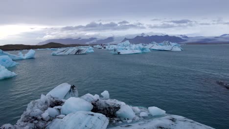 Luftaufnahmen-Von-Vulkanischen-Eisbergen-Im-Gletschersee-Jökulsárlón-In-Island