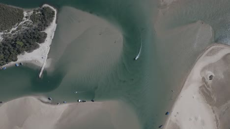 Luftaufnahme:-Boote-Folgen-Dem-Flachen-Sandkanal-Zum-Meer-Bei-Noosa-Heads,-Queensland