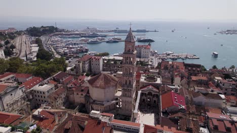 Split,-Kroatien:-Luftaufnahme-Der-St.-Domnius-Kathedrale-Und-Blick-Auf-Den-Belebten-Hafen