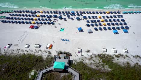 Blick-Auf-Das-Hotelresort-Am-Strand-Von-Florida,-Luftsessel-Und-Farbenfroher-Sonnenschirm-Strandservice