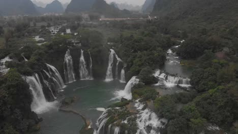 Flug-über-Den-Ban-Gioc-Wasserfall-In-Cao-Bang-Vietnam,-Luftaufnahme