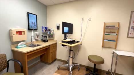 Empty-doctors-office-panning-the-room-showing-medical-items,-computer-and-tray