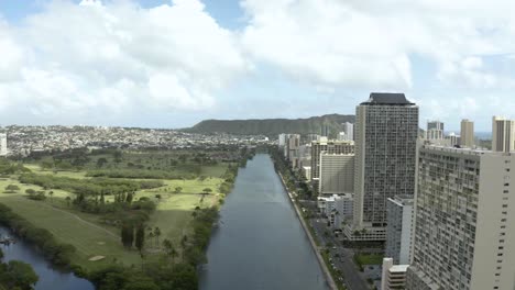 Bewegen-Sie-Sich-Rückwärts-Zum-Ala-Wai-Kanal-Auf-Der-Wunderschönen-Insel-Oahu-In-Der-Nähe-Von-Waikiki