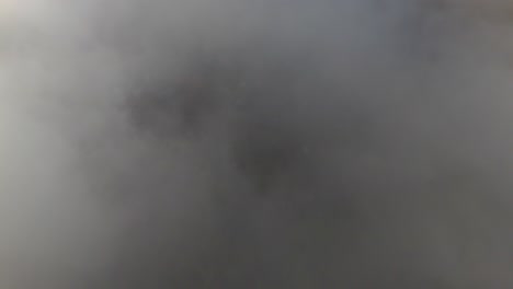 Eine-Neigbare-Luftaufnahme-Zeigt-Ein-Mit-Wolken-Bedecktes-Bergtal-In-Island