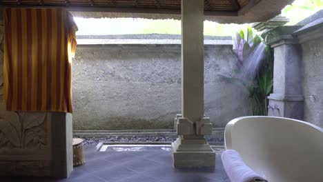 Ducha-De-Vapor-Caliente-En-El-Baño-Del-Hotel-En-Bali,-Indonesia