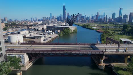 Drohne-über-Der-Berühmten-18th-Street-Bridge,-Der-Skyline-Der-Innenstadt-Von-Chicago