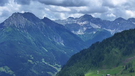 Tapetenlandschaft-Mit-Bergen-Und-Baumbedeckter-österreichischer-Landschaft