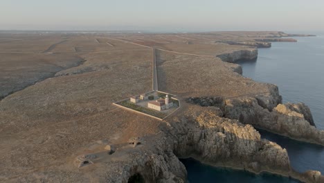 Vergrößerte-Ansicht-Der-Klippen-Am-Leuchtturm-Faro-De-Punta-Nati