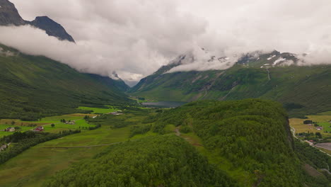 El-Cielo-En-La-Campiña-Noruega-Con-Nubes-Blancas-Sobre-El-Valle-Verde.