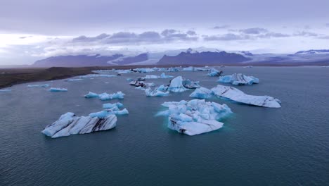 Reihe-Von-Eisbergen,-Die-In-Der-Gletscherlagune-Jukulsaron-In-Island-Schwimmen