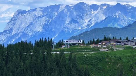 Oberhalb-Der-österreichischen-Landschaft-Liegt-Der-Familienerlebnisort-Wagrainis-Grafenberg