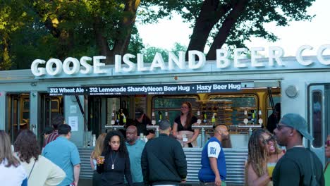 La-Gente-Está-En-Fila-Para-Comprar-Bebidas-Alcohólicas-En-Un-Camión-De-Cerveza-De-Goose-Island-Al-Aire-Libre-Durante-El-Evento-Festivo-The-Flavor-Of-Chicago